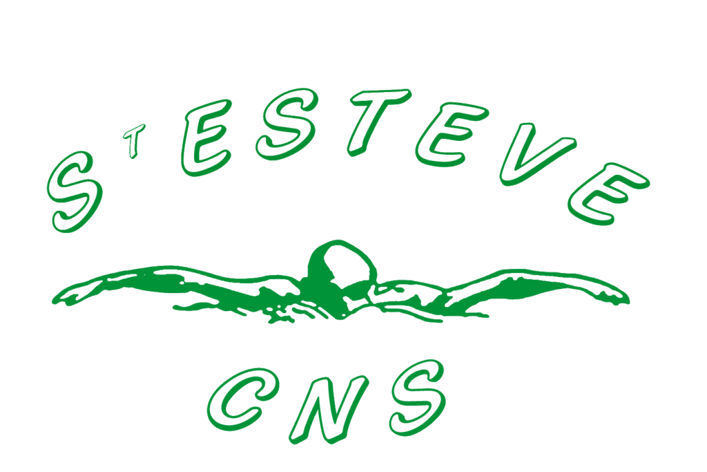 Logo de natation représentant un nageur en papillon avec le texte “St Esteve CNS”.